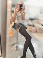 19岁女大~平常这样穿搭出门算保守吧~裙子也挺长2