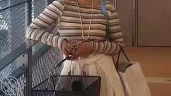 偷拍嫂子洗澡，平时看起来胸部鼓鼓的，奶子也没有那么大