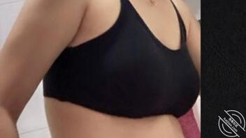 偷拍嫂子洗澡，平时看起来胸部鼓鼓的，奶子也没有那么大1