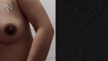 偷拍嫂子洗澡，平时看起来胸部鼓鼓的，奶子也没有那么大2