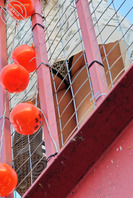 抄底二楼拍照的小姐姐  白色黑点内裤全漏出来0