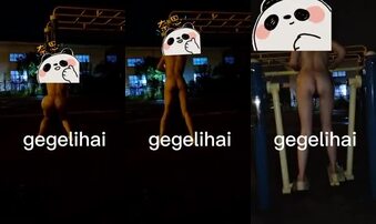 户外露天健身区域，发现一只光屁股的小可爱