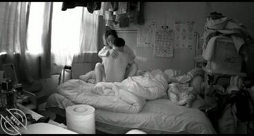 偷偷在姑姑家卧室安装隐藏摄像头，终于偷拍到了姑姑和姑父早上起床后的性生活0