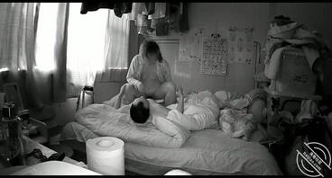 偷偷在姑姑家卧室安装隐藏摄像头，终于偷拍到了姑姑和姑父早上起床后的性生活1