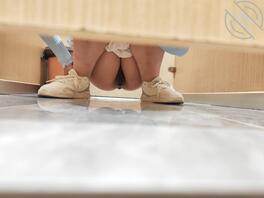 原创厕拍 和男友吵架的眼睛妹，鲍鱼还算肥美2