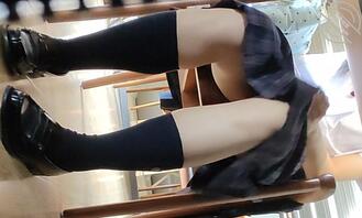 桌下偷拍jk女大2