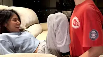 川大校花王欣燦与留學生炮友激情啪啪，落地床前狂艹，沙发上乱艹，内射后精液缓缓从逼内流出0