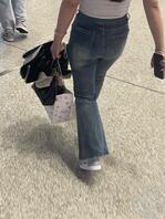 车站偷拍牛仔裤骚臀1