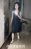 原创偷拍 上身真空出来接客的小姐姐，遇到一个爱舔穴的大叔，被干的哇哇大叫0