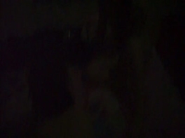 出租房昏暗的灯光下双飞18妹子，妹子疼的问好了没有