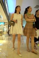 白裙高跟鞋少妇，浅黄内尿湿一大片0