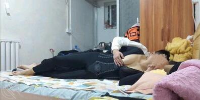 〔兄弟妈妈〕没忍住,还是把兄弟的妈给操了,大奶揉着真爽1