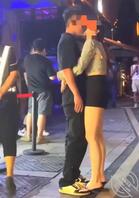 “我两天都没睡好”女子酒店门口撒娇舌吻,男友脸色憔悴敷衍抗拒1