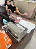 办公室偷拍好想看看骚逼的胯，骚逼痒了用手抓一下，是不是想被男人艹了，还是0