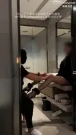 ROSEWU长腿御姐主题作品。身穿黑丝搭配优雅礼服,在酒店洗手台前与镜子前展现出强烈反差魅力,包含口交、足交及后入等热情互动。画面真实细腻,细节丰富,氛围沉浸感强,适合喜欢长腿黑丝与角色扮演的朋友欣赏。1