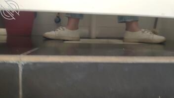 新年第一厕拍骚逼，貌似被发现0