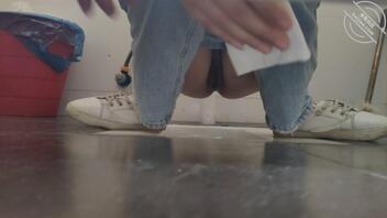 新年第一厕拍骚逼，貌似被发现1