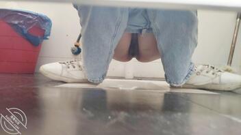 新年第一厕拍骚逼，貌似被发现2