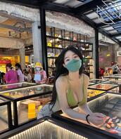 夠大了嗎?「白皙巨乳妹」逛博物館大方挺美胸,「豐滿雙球」直接擺在櫃子上!0