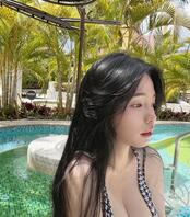 夠大了嗎?「白皙巨乳妹」逛博物館大方挺美胸,「豐滿雙球」直接擺在櫃子上!1