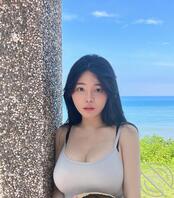 夠大了嗎?「白皙巨乳妹」逛博物館大方挺美胸,「豐滿雙球」直接擺在櫃子上!2