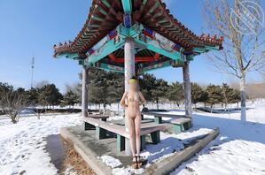 就喜欢把逼漏出来---你绝对没见过这么胆大的，雪地里全裸漏出，还有个大爷1