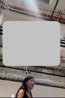 没想到高冷御姐的裙底是真骚啊 黑裙导致光线太暗没拍清楚红色蕾丝窄内0