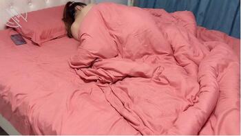 【妹妹小希9】夜袭小希,冒死偷拍摸逼摸胸0