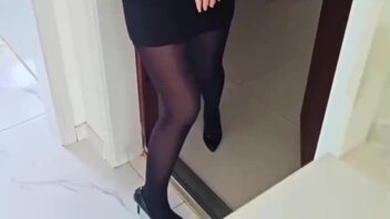 偷听被发现，狠操老妈给老姨助兴，老姨和老妈比谁叫床更爽