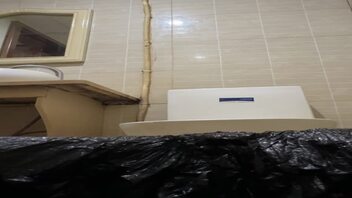 跟女朋友一起来K歌，偷拍她的好闺蜜上厕所(1)