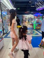 偷拍意淫带女儿的极品白袜人妻