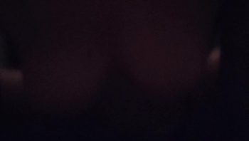 放她出去找男人