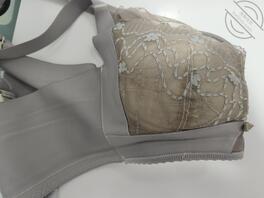 玩老妈刚换下来的原味奶罩