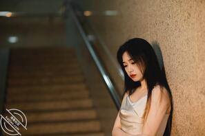 跟好朋友出去旅游意外的让她被别人在床上绑住四肢玩弄了,一次内射一次口爆2