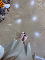 不知道是鞋的问题，还是红指甲的问题，显得我脚好黑，儿子可以给妈妈舔舔吗？1