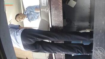 熟女警察，据说是公安局长，上厕所被偷拍1