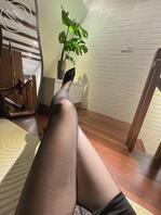 姑姑穿着丝袜高跟鞋，用丝袜脚给我足交。但是我还是喜欢穿护士服