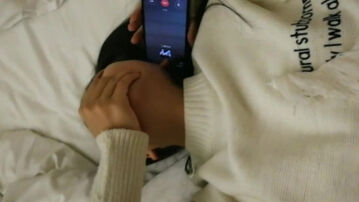 害羞学妹强捂着嘴给男朋友打电话