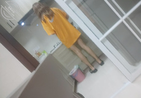 (原创)姐姐下面给我吃,被我在厨房强干了,拉去房间里继续干被爸妈撞见。。0