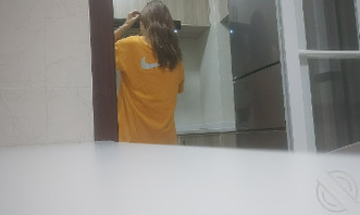 (原创)姐姐下面给我吃,被我在厨房强干了,拉去房间里继续干被爸妈撞见。。2