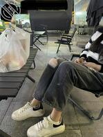 顶着个大冷天还穿着破洞裤,回家好好惩罚她!(41)2