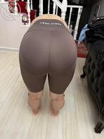 偷拍熟睡的健身紧身裤小姨，熟女一枚，看户型有点像馒头b