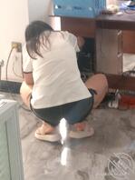 偷拍骚逼大胸同事(11)骚逼穿短裤露大腿,在办公室漏肚子。2