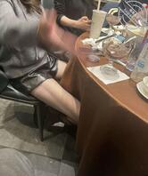 借住在朋友家，精虫上脑把朋友的老妈按着强行插了进去，还把他妈给内射了。。2