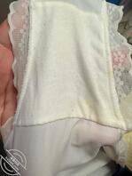 舅妈这几天不在 想艹她逼紧了 忍不住拿了两条她的骚内裤内裤都长斑黄黄的1