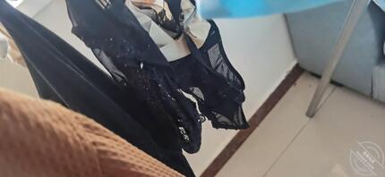 用瑜伽裤撸 还是嫂子的 内裤不错 穿上嫂子也要露毛 射鞋子里面