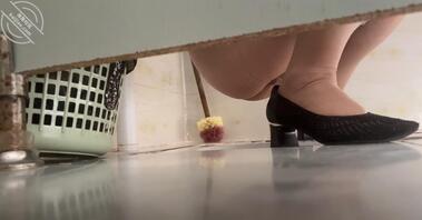 公司50岁同事姐姐入厕偷怕，这穴真的好嫩，好想要！有大哥支招吗？