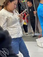 紧身裤骚逼少妇