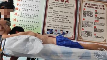 【原创视频】中途有人来了，和理疗店老板做爱被打断了0