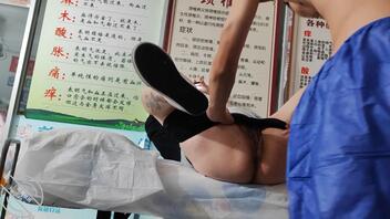 【原创视频】中途有人来了，和理疗店老板做爱被打断了2